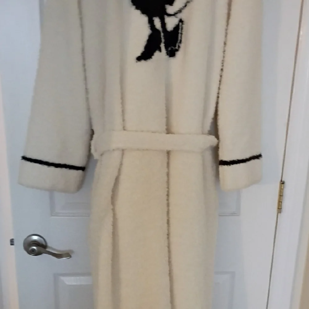 Barefoot Dreams Cream Robe with Black Silhouette - Picture 3 of 10